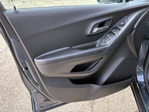 Certified 2022 Chevrolet Trax LT w/ LT Convenience Package image 14