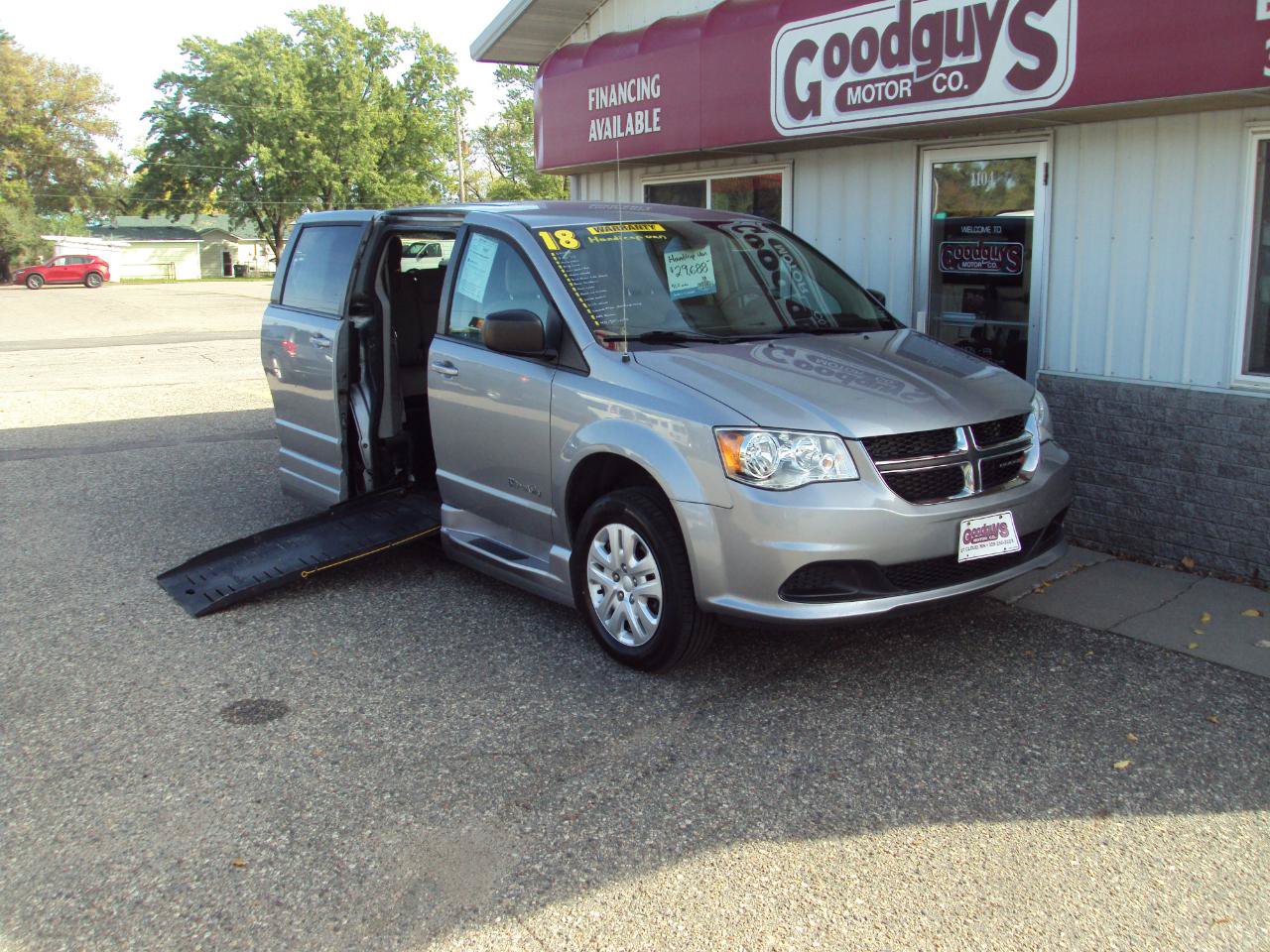 Used 2018 Dodge Grand Caravan SE w/ Power Convenience Group I FWD image 2