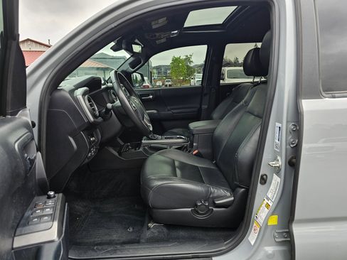 Used 2018 Toyota Tacoma TRD Off-Road AWD/4WD image 31