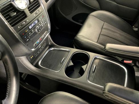 Used 2014 Chrysler Town & Country S FWD image 18
