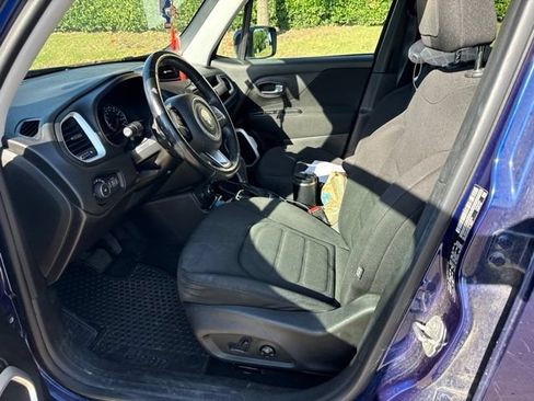 Used 2018 Jeep Renegade Latitude w/ Cold Weather Group AWD/4WD image 9