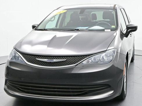 Used 2017 Chrysler Pacifica Touring FWD image 3
