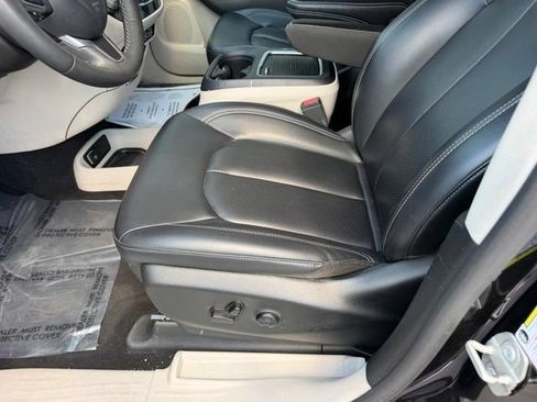 Used 2023 Chrysler Pacifica Touring-L FWD image 23