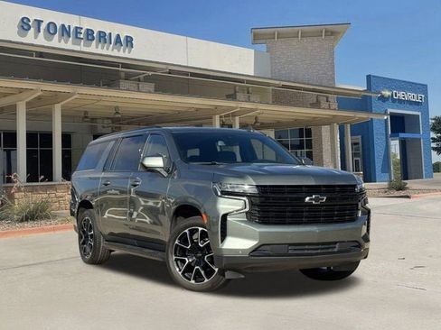 Used 2024 Chevrolet Suburban RST image 2