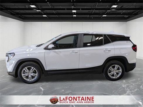 Used 2023 GMC Terrain SLE image 2