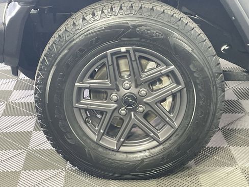 Used 2025 Jeep Wrangler Unlimited Sport AWD/4WD image 9