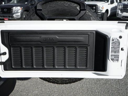 Used 2023 Jeep Wrangler Sahara image 11