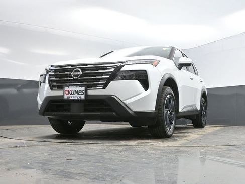 Used 2025 Nissan Rogue SV image 30