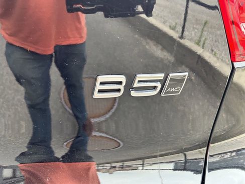 Certified 2025 Volvo XC40 B5 Plus w/ Climate Package image 17