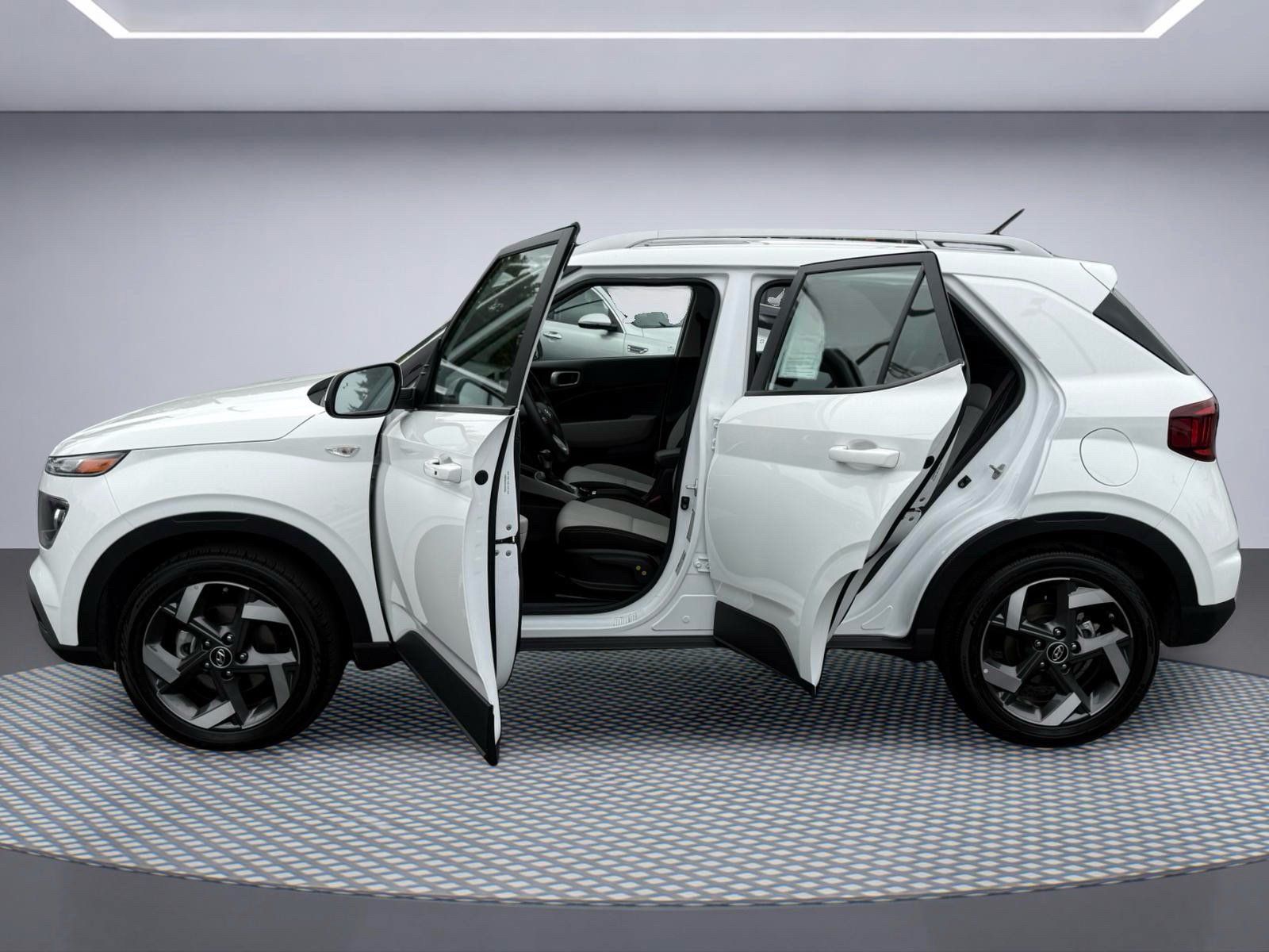 Used 2025 Hyundai Venue SEL FWD image 12