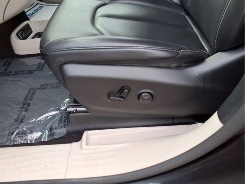 Used 2023 Chrysler Pacifica Touring-L FWD image 21