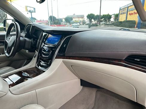 Used 2015 Cadillac Escalade Luxury AWD/4WD image 14
