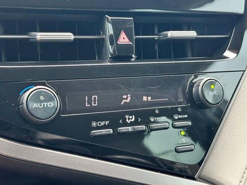 Used 2021 Toyota Camry SE FWD image 16