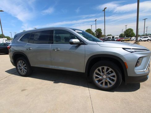 Used 2025 Buick Enclave Preferred AWD/4WD image 3