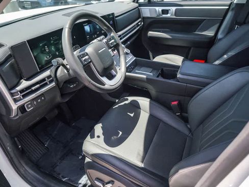 Used 2025 Hyundai Santa Fe SEL FWD image 16