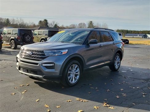 Used 2022 Ford Explorer XLT w/ Equipment Group 202A image 2