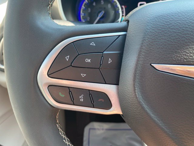 Used 2023 Chrysler Pacifica Touring-L FWD image 25