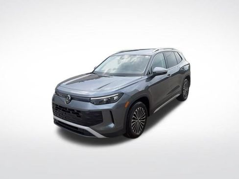 Used 2025 Volkswagen Tiguan S w/ 18" Wheel Package FWD image 7