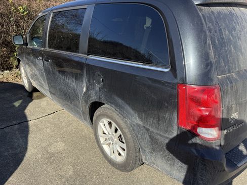 Used 2018 Dodge Grand Caravan SXT image 4