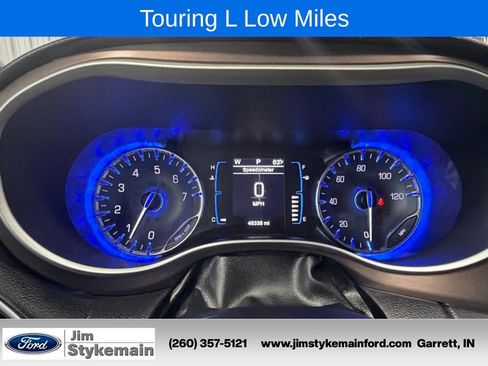 Used 2017 Chrysler Pacifica Touring-L w/ Tire & Wheel Group FWD image 24