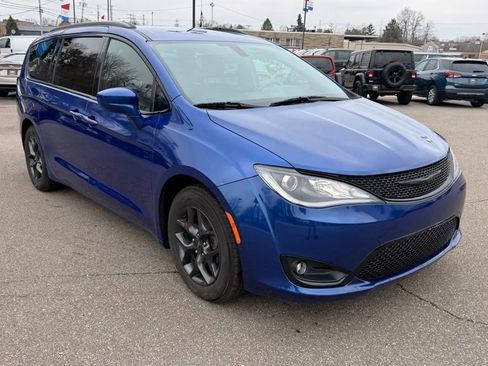 Used 2019 Chrysler Pacifica Touring-L Plus w/ S Appearance Package image 2