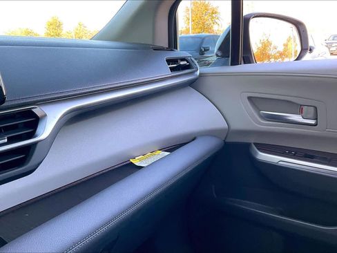 Used 2022 Toyota Sienna XLE image 32
