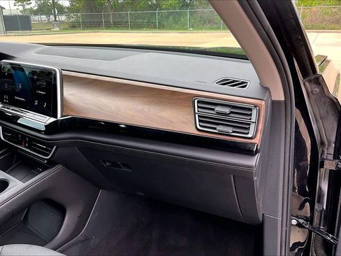 Used 2024 Volkswagen Atlas SE image 19