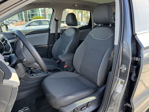 Used 2024 Volkswagen Taos SE w/ Panoramic Sunroof Package FWD image 15