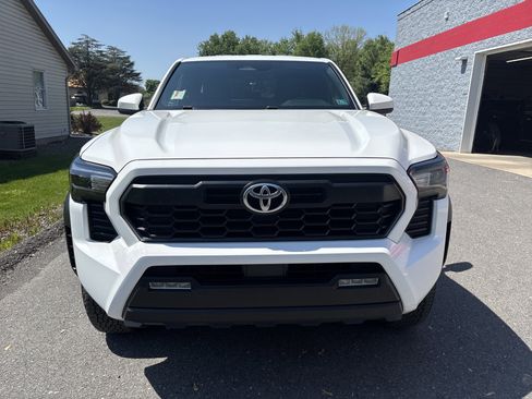 Certified 2024 Toyota Tacoma TRD Off-Road AWD/4WD image 9