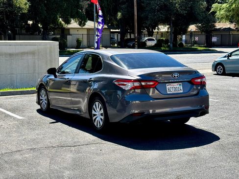 Used 2018 Toyota Camry LE FWD image 5