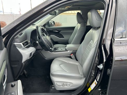 Used 2021 Toyota Highlander XLE image 11