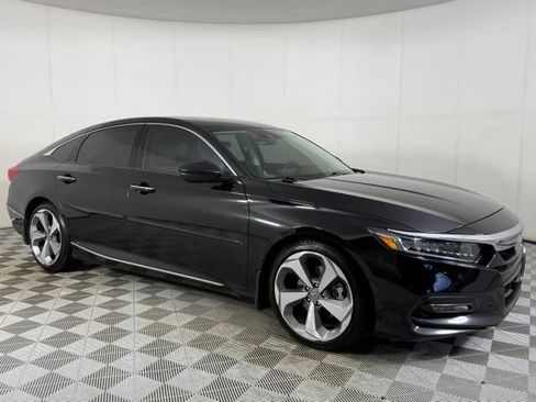 Used 2018 Honda Accord Touring image 10