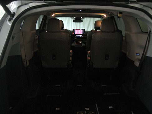 Used 2023 Toyota Sienna XLE image 23