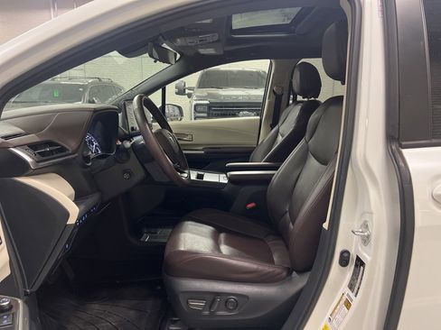 Used 2022 Toyota Sienna Platinum image 8