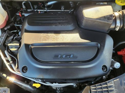 Used 2023 Chrysler Pacifica Touring-L FWD image 32