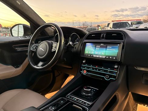 Used 2020 Jaguar F-PACE Premium image 39