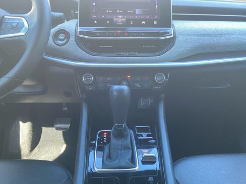 Used 2024 Jeep Compass Latitude w/ Convenience Group AWD/4WD image 11