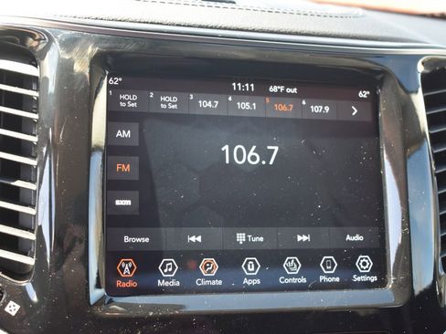 Used 2019 Jeep Cherokee Limited image 32