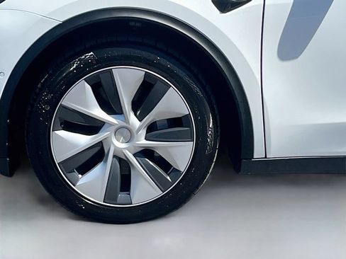 Used 2024 Tesla Model Y Long Range AWD/4WD image 32