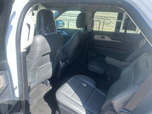 Used 2025 Ford Explorer Active w/ Active Comfort Package RWD image 10