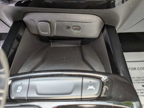 Used 2024 Chevrolet Trax LT w/ Sunroof Package FWD image 31
