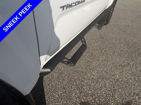Used 2018 Toyota Tacoma TRD Sport w/ Technology Package AWD/4WD image 12