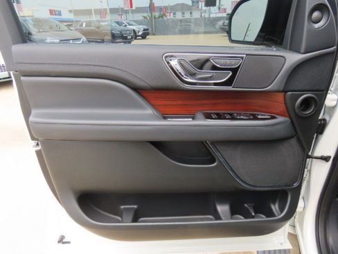 Used 2024 Lincoln Navigator Premiere AWD/4WD image 24
