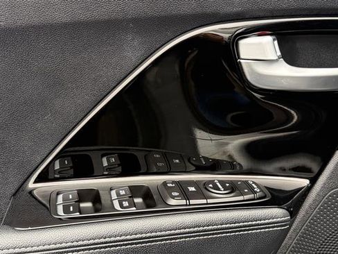 Used 2019 Kia Niro EX image 14