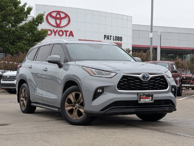 Used 2022 Toyota Highlander Bronze Edition FWD image 2