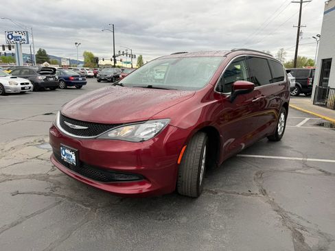 Used 2021 Chrysler Voyager Lxi image 3