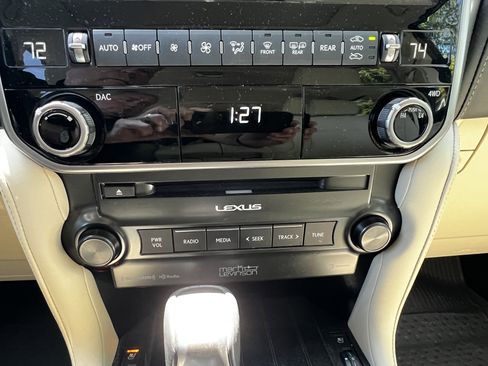 Used 2023 Lexus GX 460 Premium w/ Accessory Package image 29