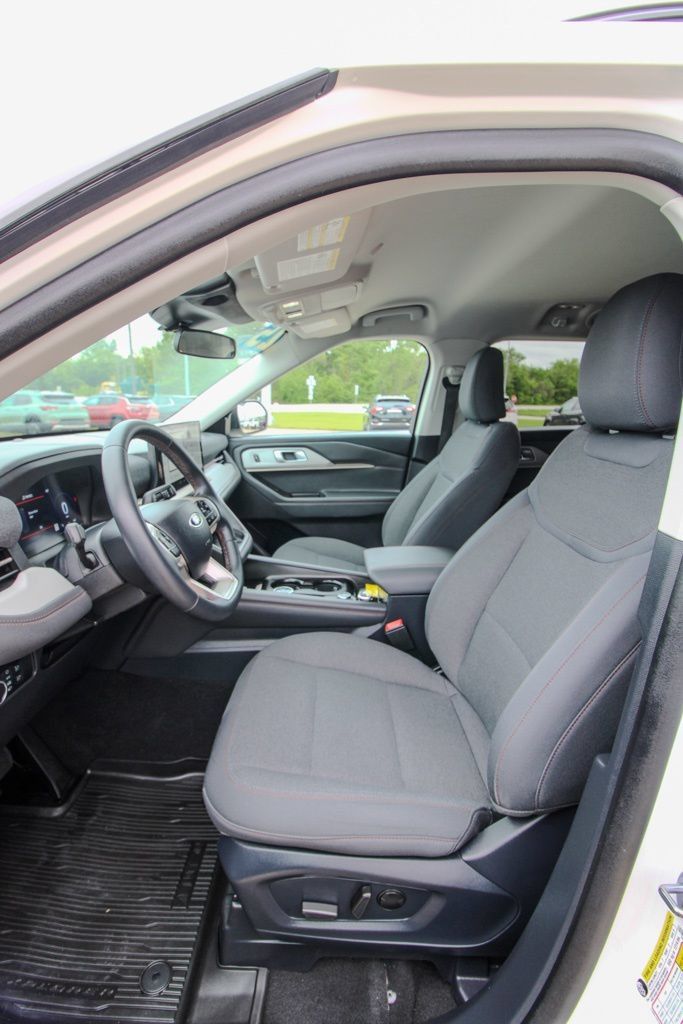 Used 2025 Ford Explorer Active AWD/4WD image 15
