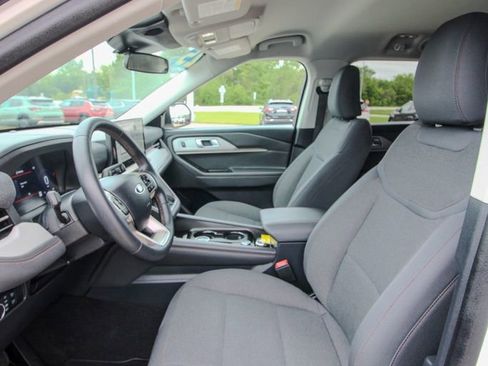 Used 2025 Ford Explorer Active AWD/4WD image 15