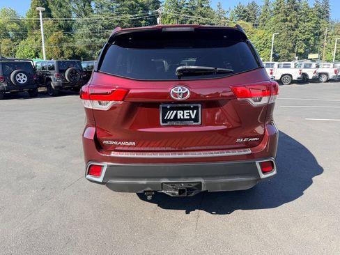Used 2018 Toyota Highlander XLE AWD/4WD image 4
